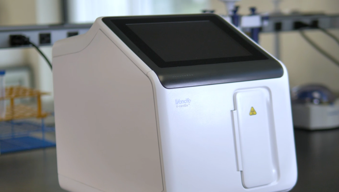 Vídeo de U-Card Dx™ Analizador automatizado de diagnóstico molecular rápido